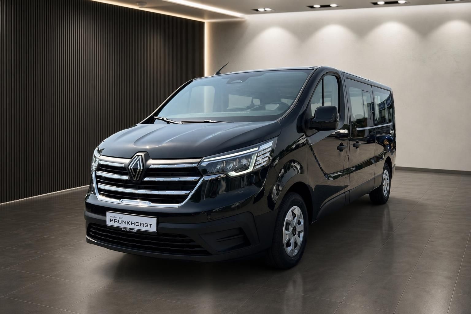 Schwarzer Renault Van in moderner Showroom-Atmosphäre mit eleganter Beleuchtung