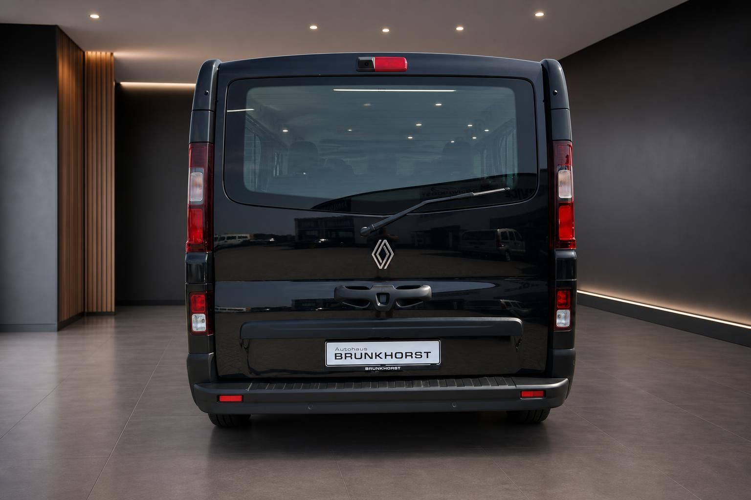 Heckansicht des schwarzen Renault Vans mit Rückleuchten und Händlerkennzeichen