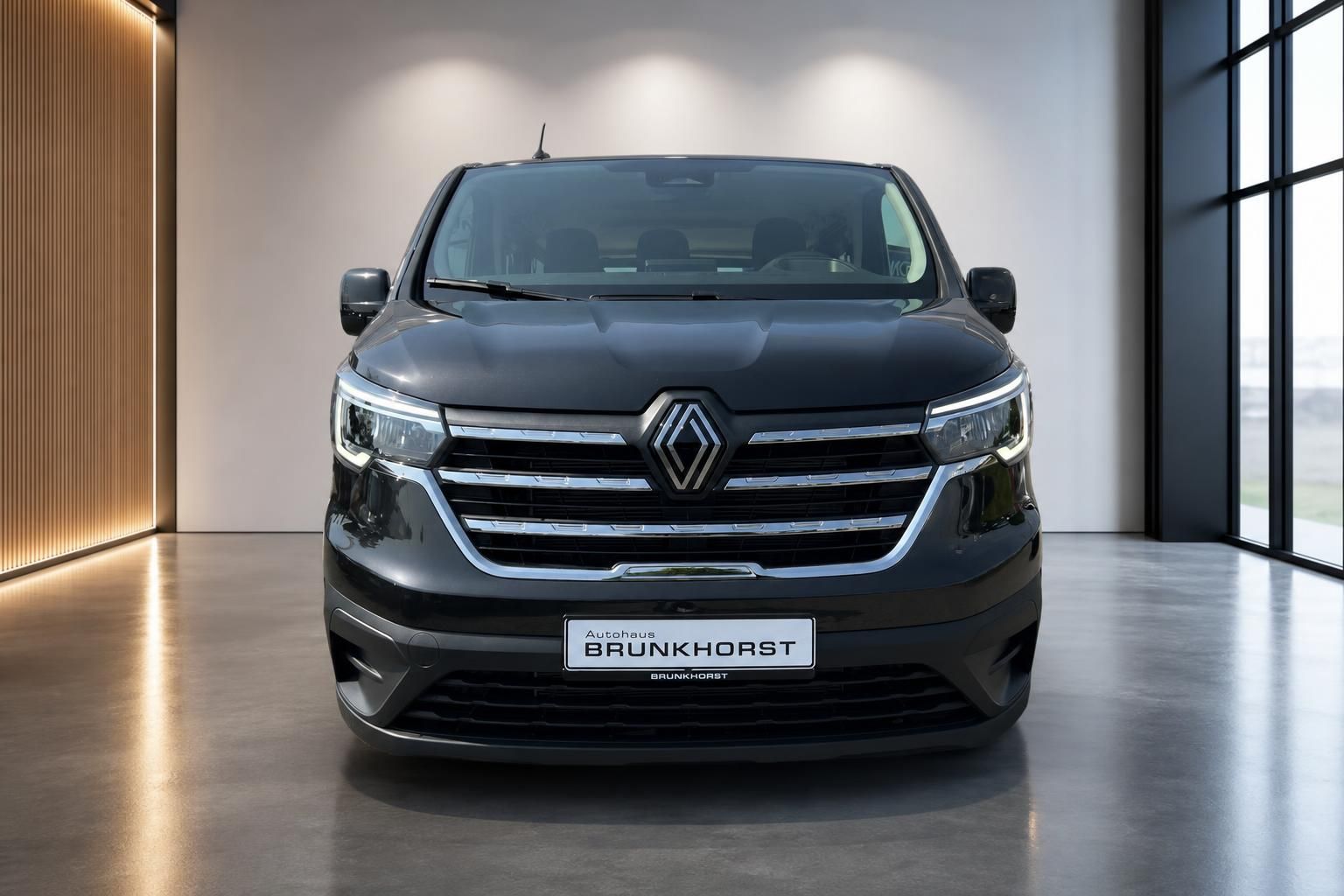 Frontansicht des schwarzen Renault Vans mit charakteristischem Kühlergrill und LED-Scheinwerfern