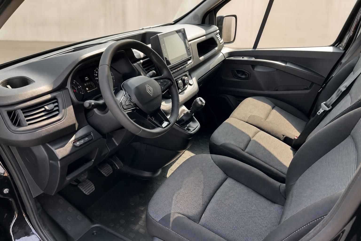 Renault Van Fahrersitz und Armaturenbrett mit grau-beigen Sitzen und modernem Design