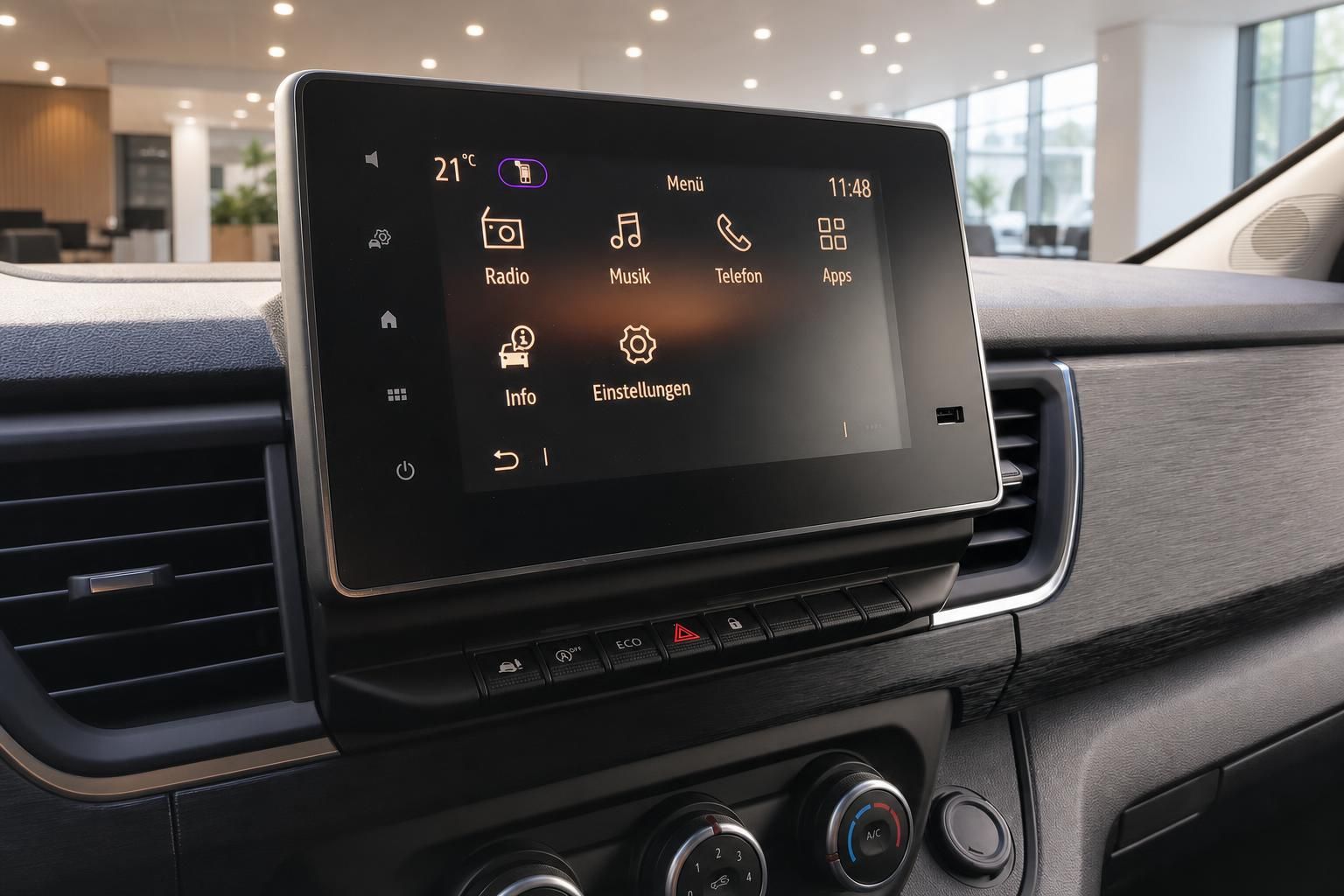 Nahaufnahme des Touchscreen-Infotainmentsystems mit Menüanzeige im Fahrzeug-Dashboard