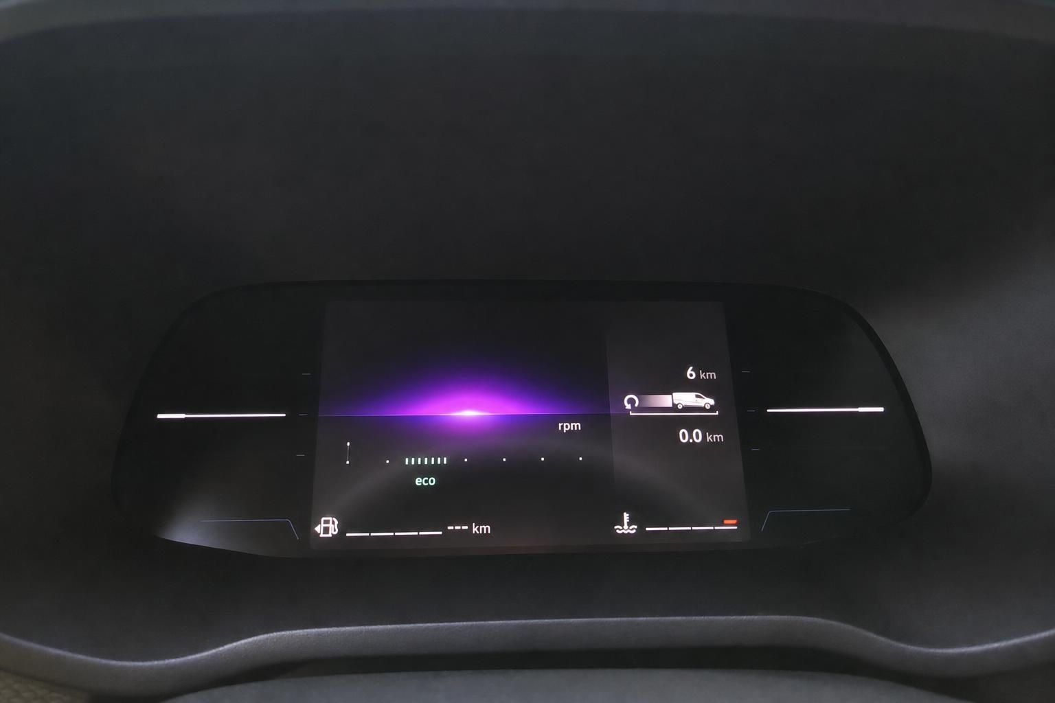 Digitales Kombiinstrument mit Eco-Modus und Reichweitenanzeige im Fahrzeug-Cockpit