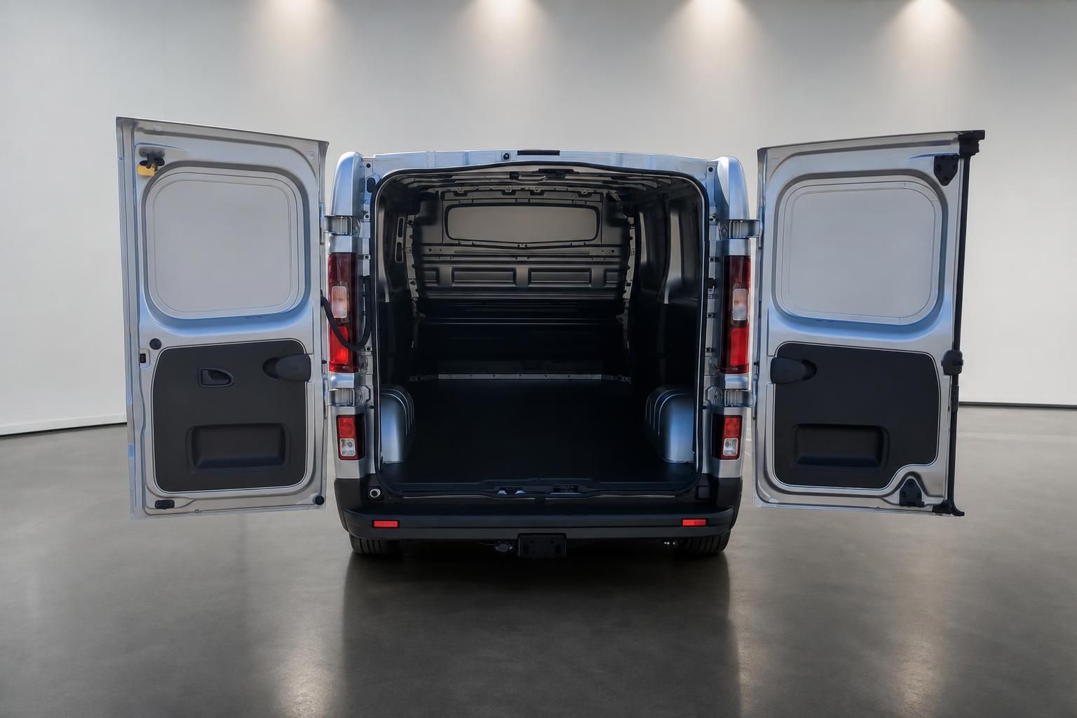 Transporter Laderaum mit geöffneten Hecktüren und Blick in den Innenbereich