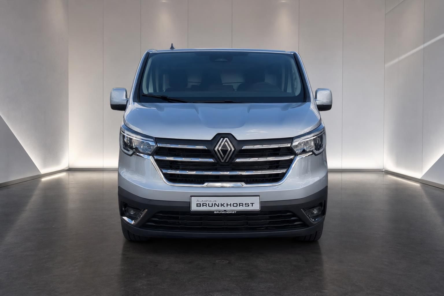 Renault Transporter silber Frontansicht mit Kühlergrill - Nutzfahrzeug Kastenwagen von vorne