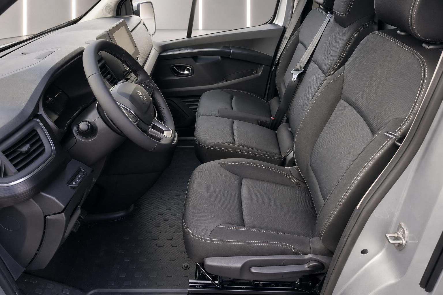 Renault Transporter Innenraum Fahrersitz mit grauer Stoff-Ausstattung und modernem Cockpit