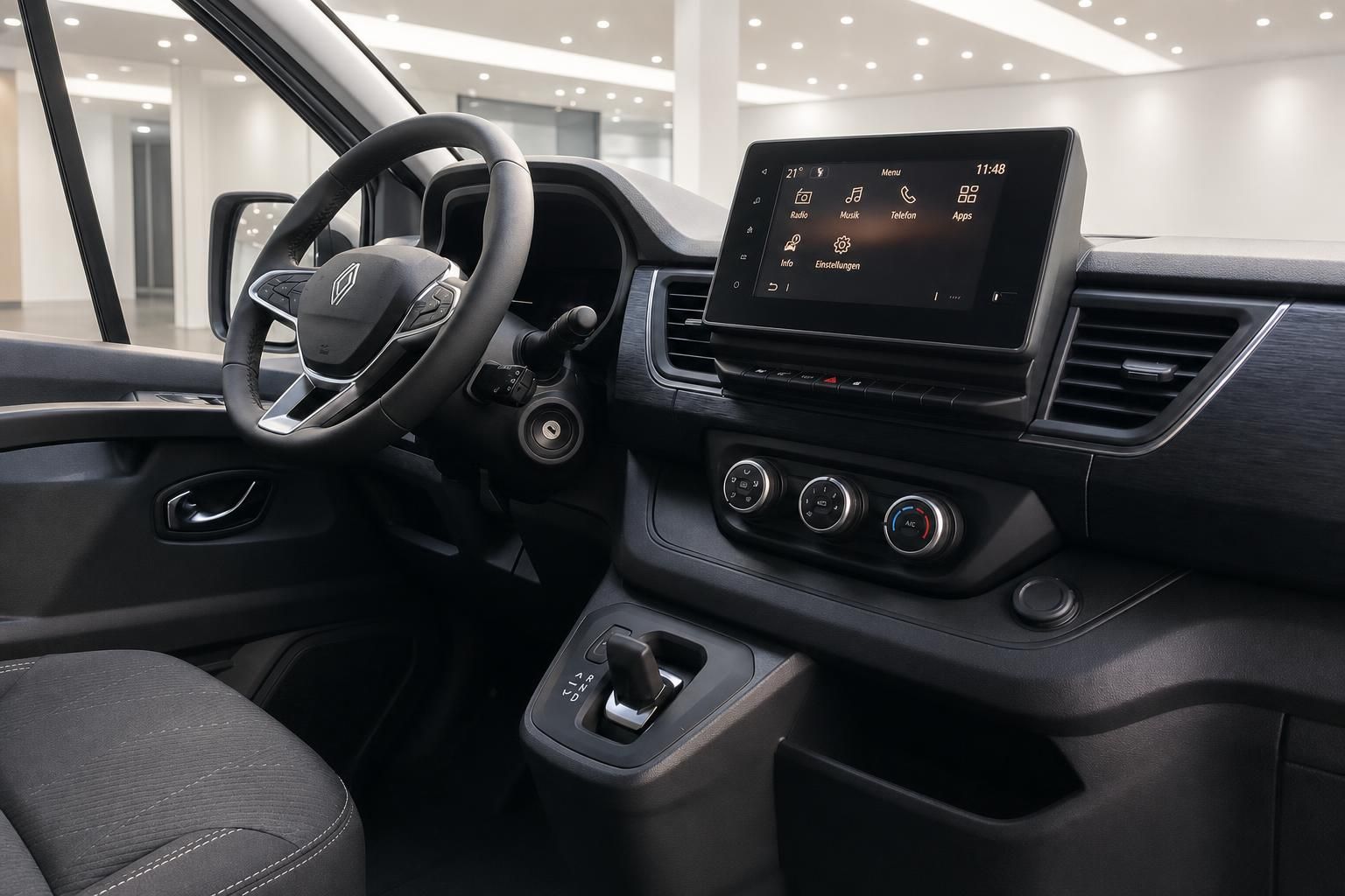 Cockpit und Armaturenbrett mit Touchscreen-Display und modernem Lenkrad im Fahrzeuginnern
