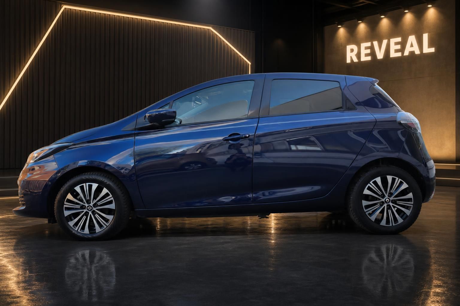 Renault Zoe blau Seitenansicht vor Reveal-Schriftzug im Showroom