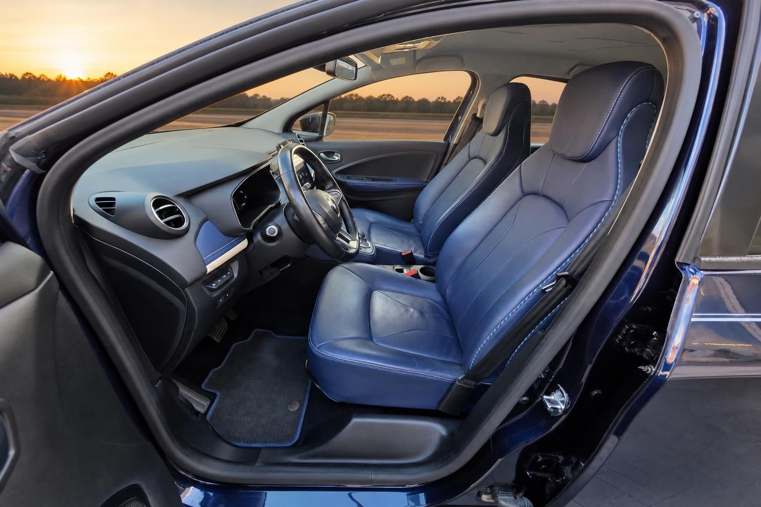 Renault Zoe Innenraum mit blauen Ledersitzen und geöffneter Fahrertür