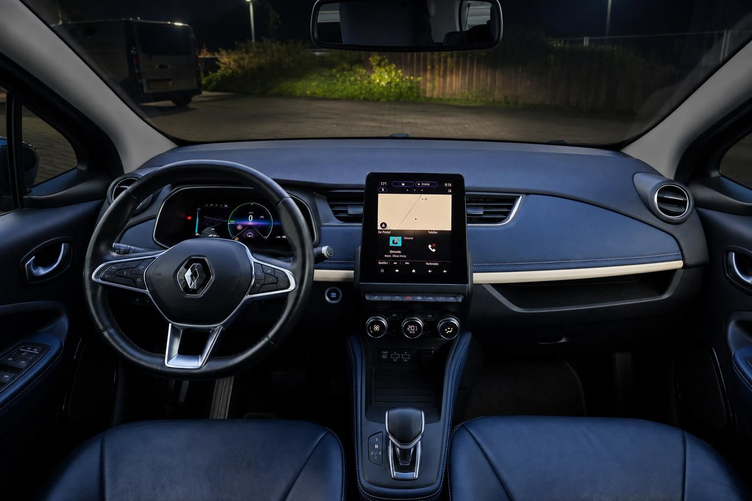Renault Zoe Cockpit mit Navigationssystem und Lederausstattung bei Nacht