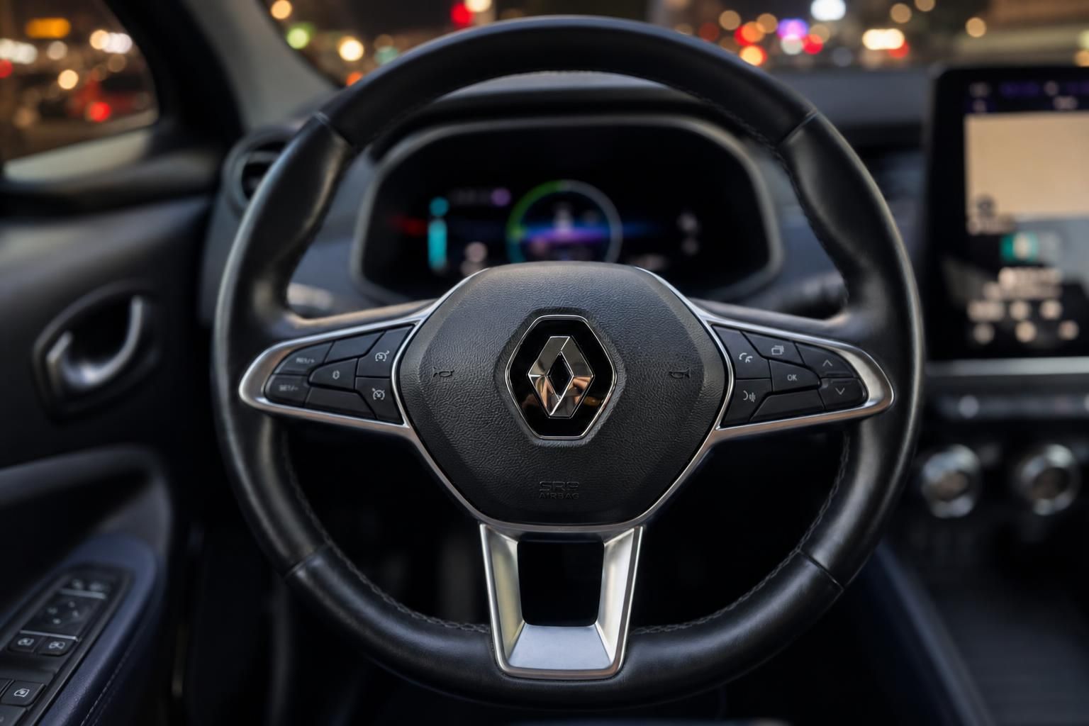 Renault Lenkrad mit Markenlogo und digitalem Cockpit im Detail