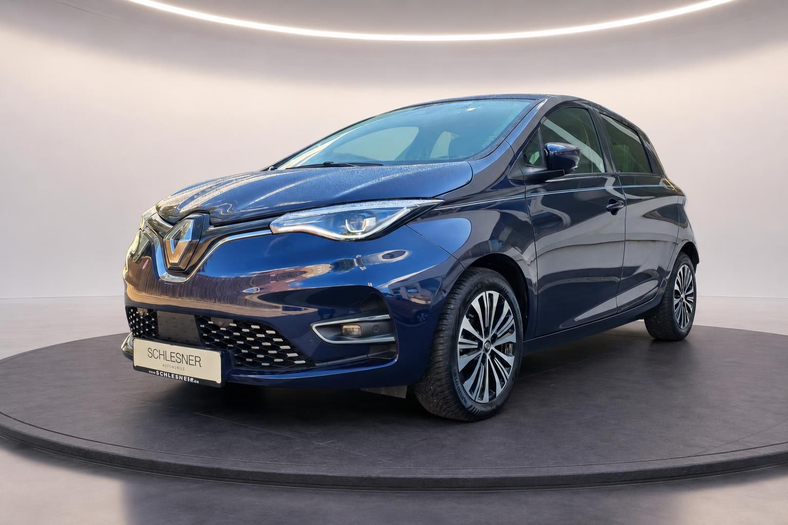 Renault Zoe blau Frontansicht schraeg im Autohaus Schlesner
