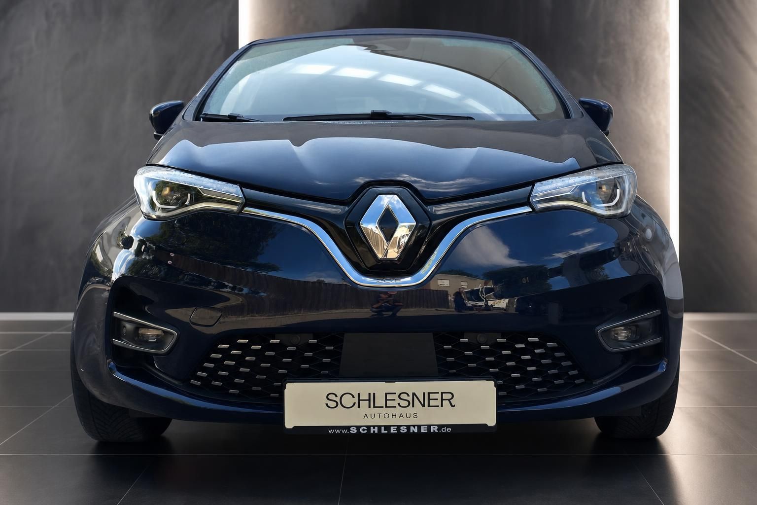 Renault Zoe Frontansicht Kuehlergrill mit Renault Logo im Detail