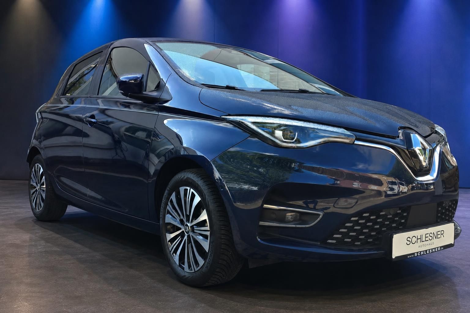 Renault Zoe dunkelblau Frontansicht mit LED-Scheinwerfern Showroom