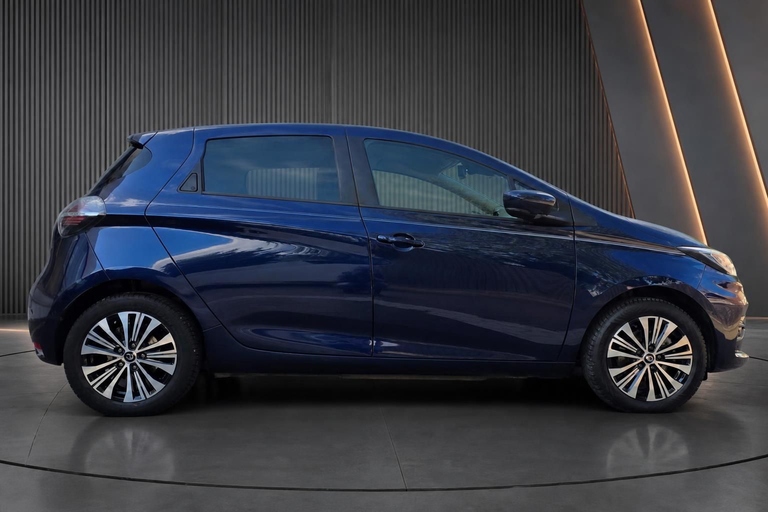 Renault Zoe blau metallic Seitenansicht in modernem Showroom