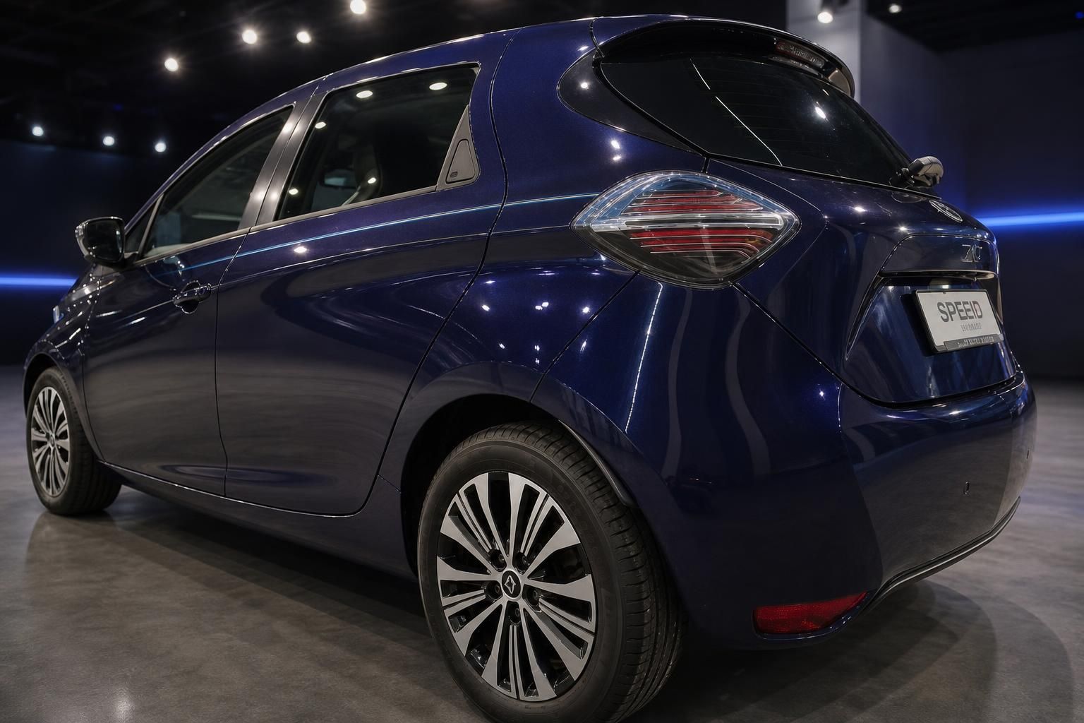 Renault Zoe dunkelblau Heckansicht in modernem Showroom
