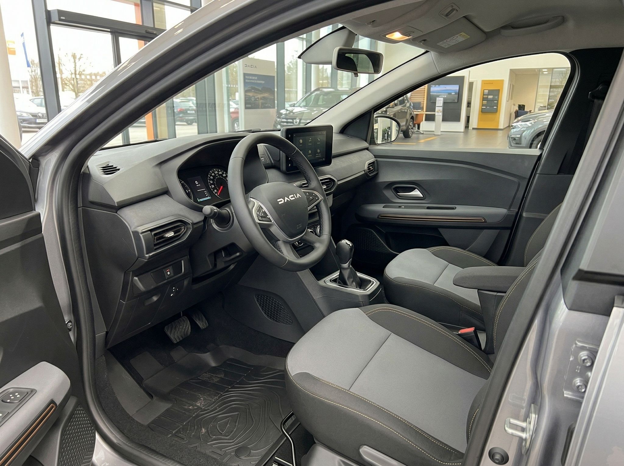 Dacia Jogger Innenraum grau-schwarz mit Touchscreen-Display und Handschaltung