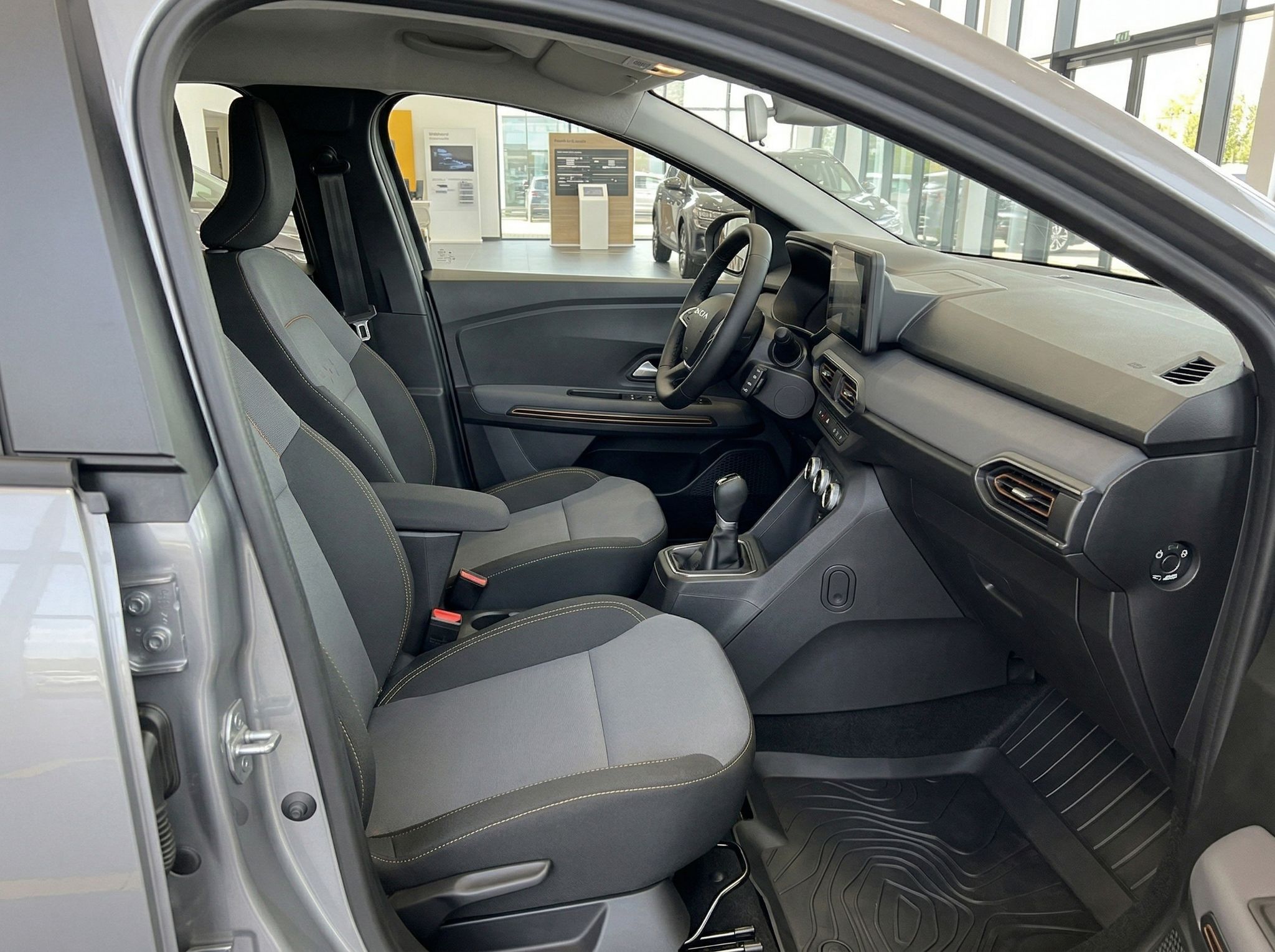 Fahrzeug-Innenraum mit Vordersitzen und Schaltgetriebe in grau-schwarzer Ausstattung