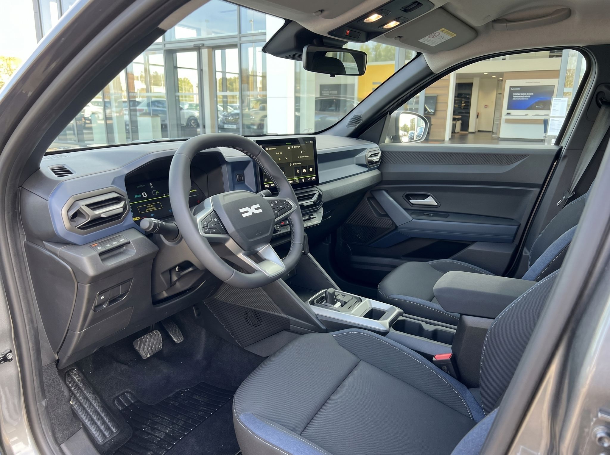 Dacia Innenraum mit grauschwarzer Ausstattung, Touchscreen und modernem Armaturenbrett