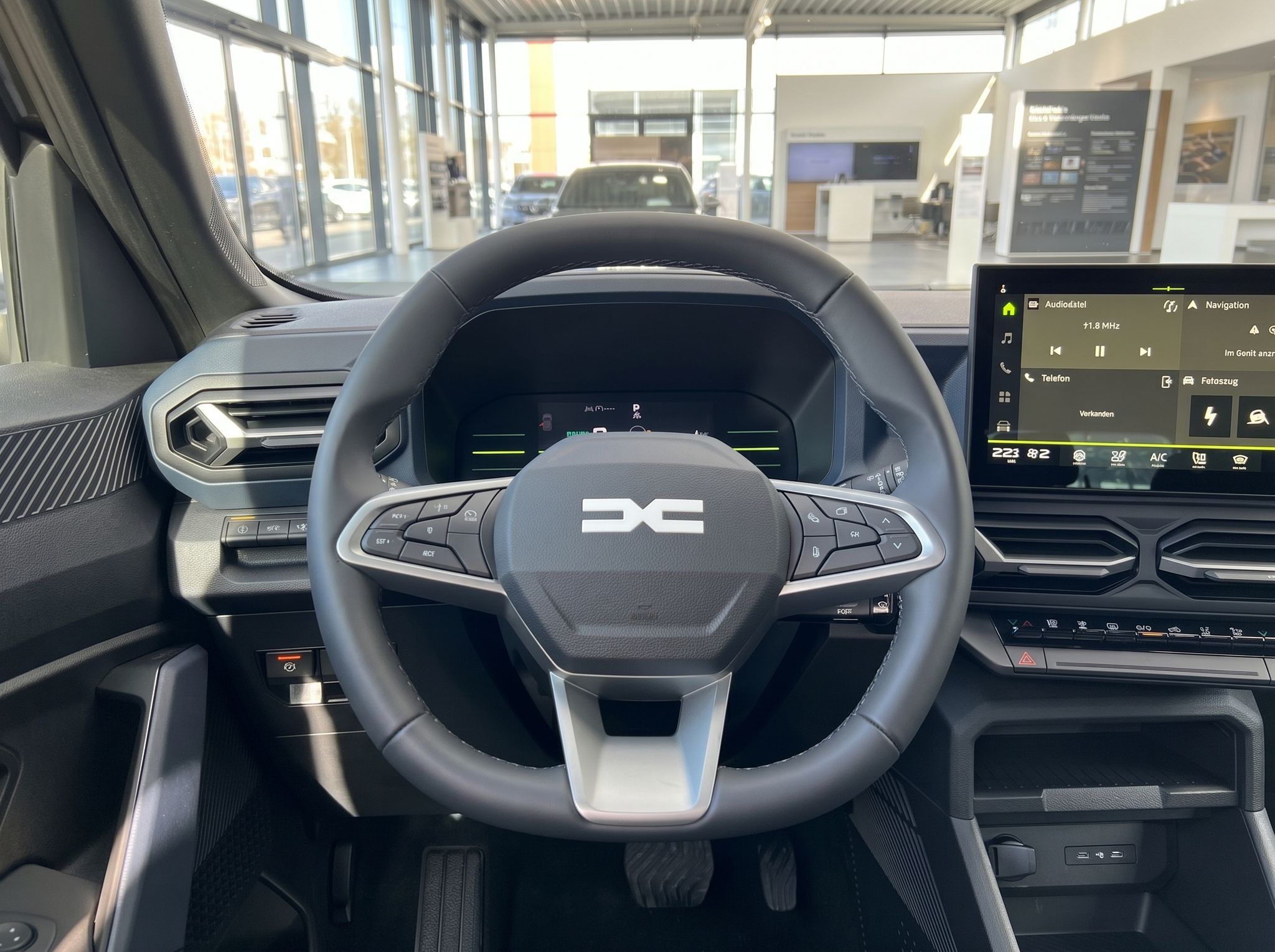 Detailansicht Fahrzeug-Lenkrad mit Multifunktionstasten und digitalem Kombiinstrument