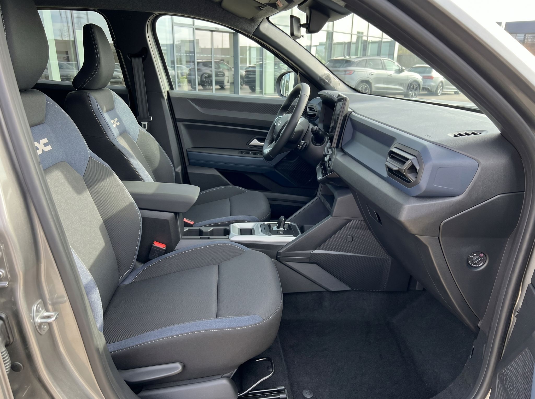 Fahrzeug-Innenraum Beifahrerseite mit grauen Sportsitzen und Mittelkonsole