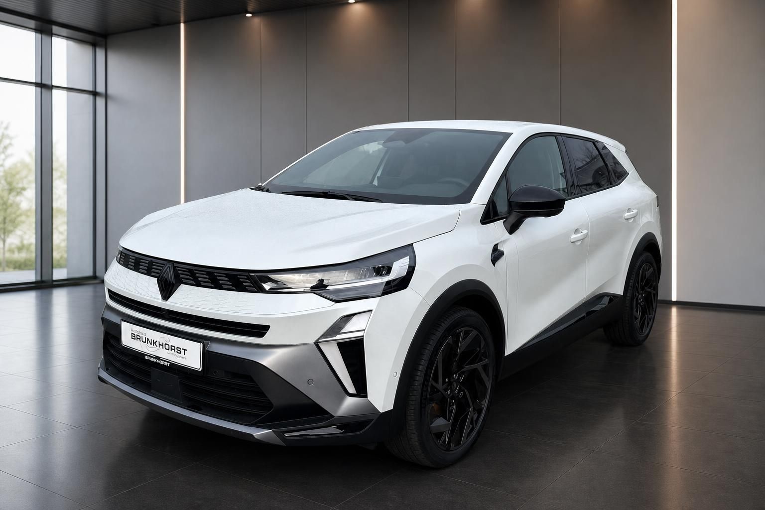 Renault Symbioz weißer Elektro-SUV Dreiviertel-Frontansicht im Showroom