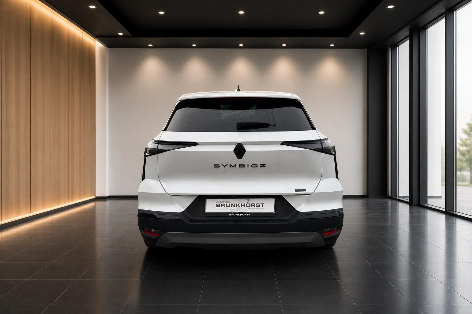 Renault Symbioz weißer Elektro-SUV Heckansicht im modernen Showroom