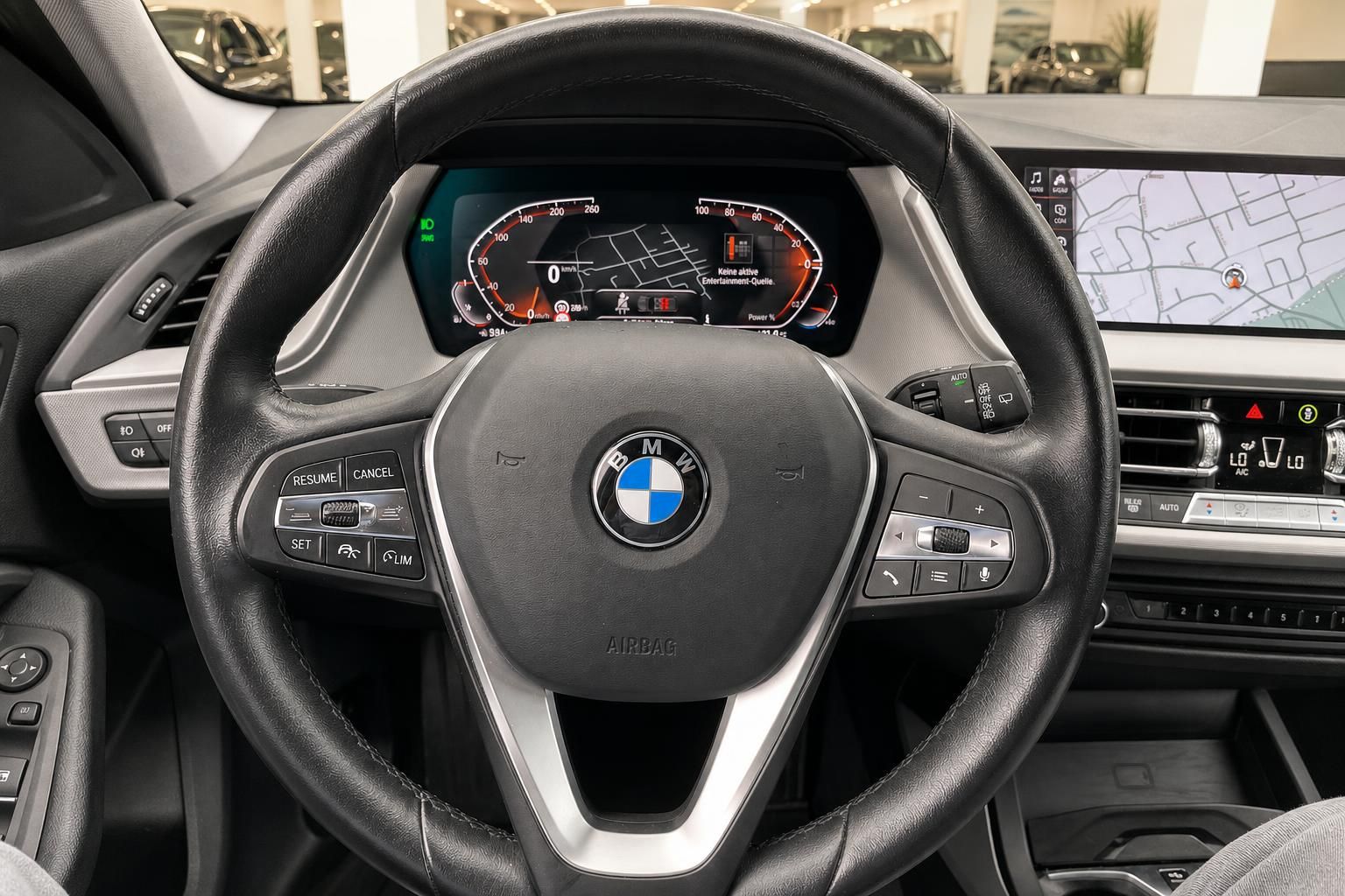 BMW 1er Cockpit Lenkrad und digitales Kombiinstrument im Detail