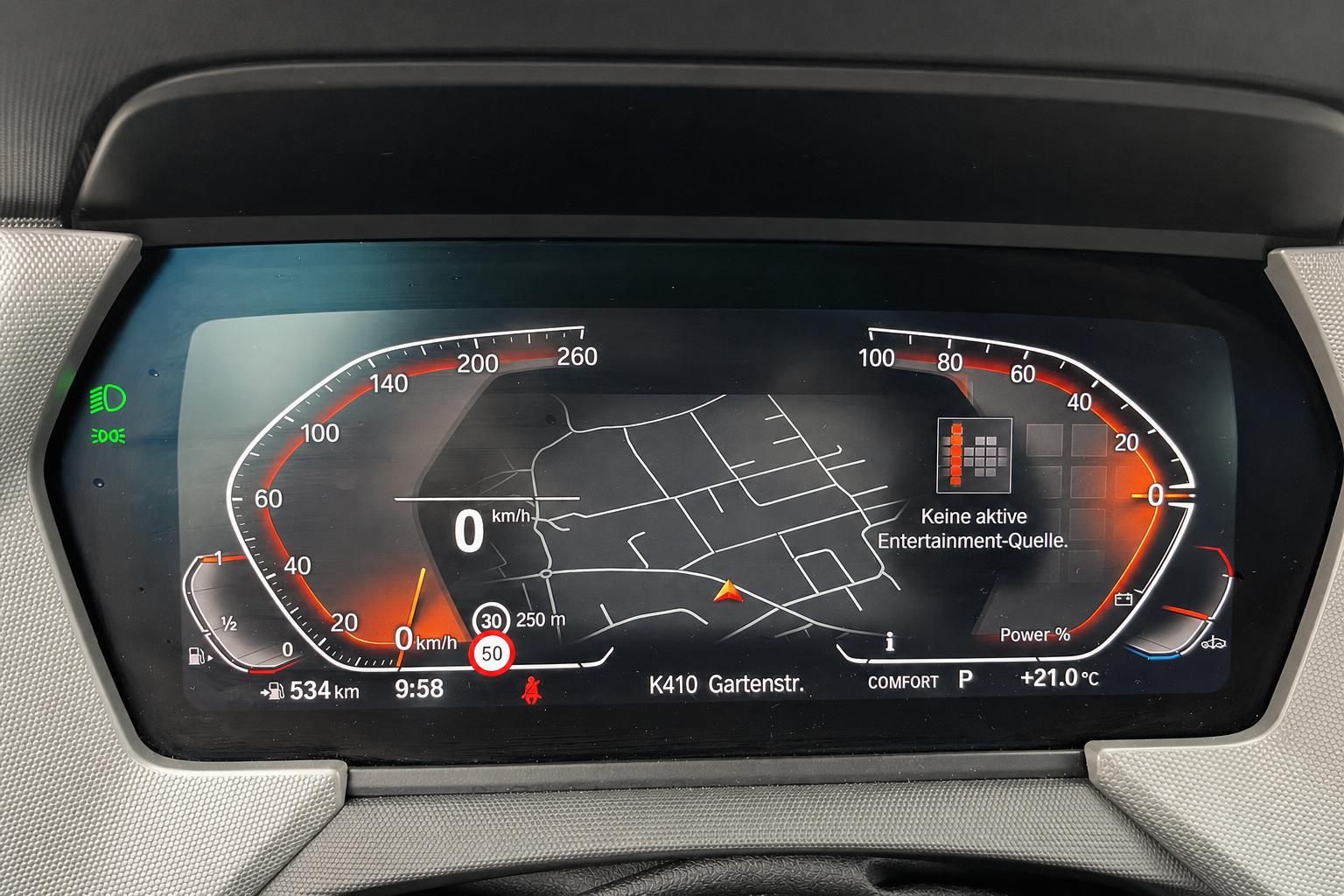BMW Kombiinstrument mit Navigationskarte und Tacho Anzeige