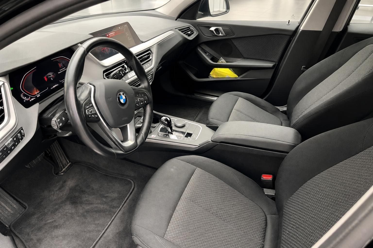 BMW Innenraum Cockpit mit Lenkrad und Vordersitzen