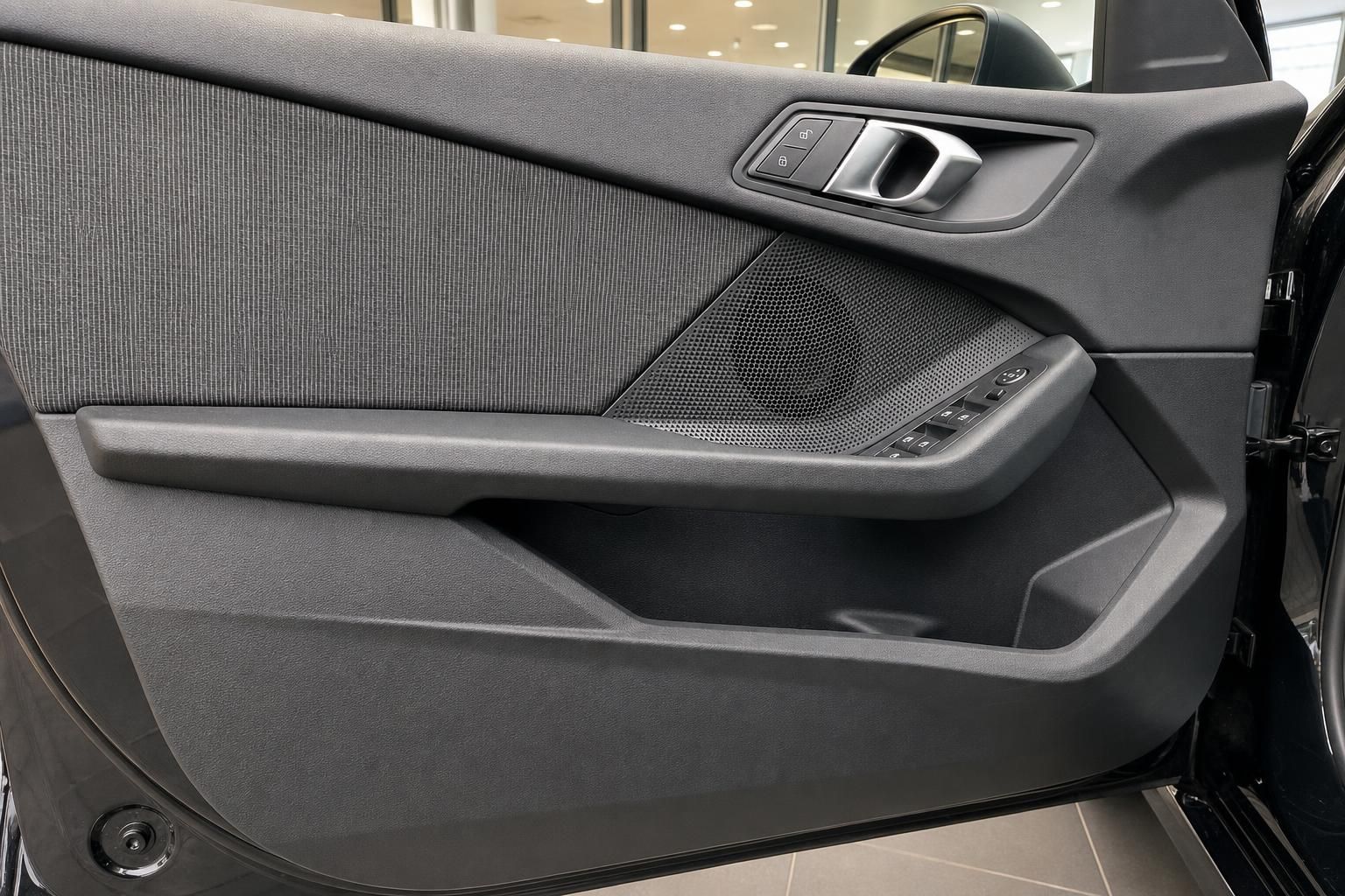 Türverkleidung mit Lautsprecher und Fensterheber im Fahrzeug