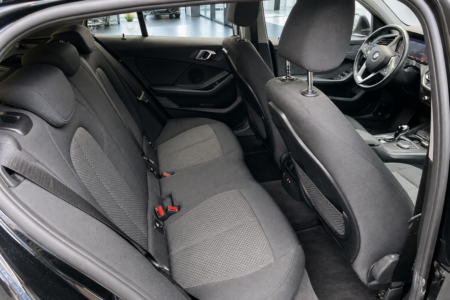 BMW Rücksitzbank und Fondraum mit Kopfstützen im Detail