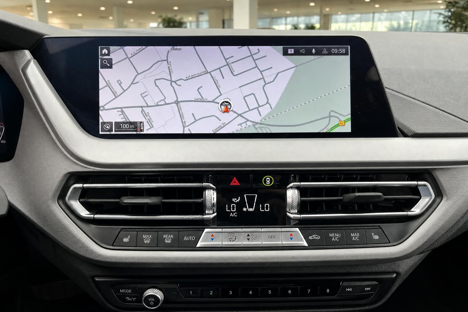 BMW Infotainment Bildschirm mit Navigation und Klimabedienung