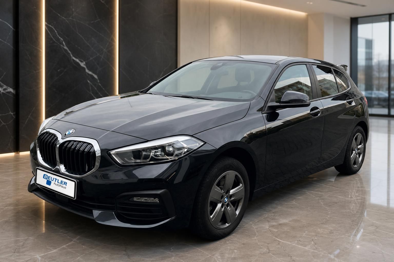 BMW 1er schwarz Frontansicht im modernen Autohaus