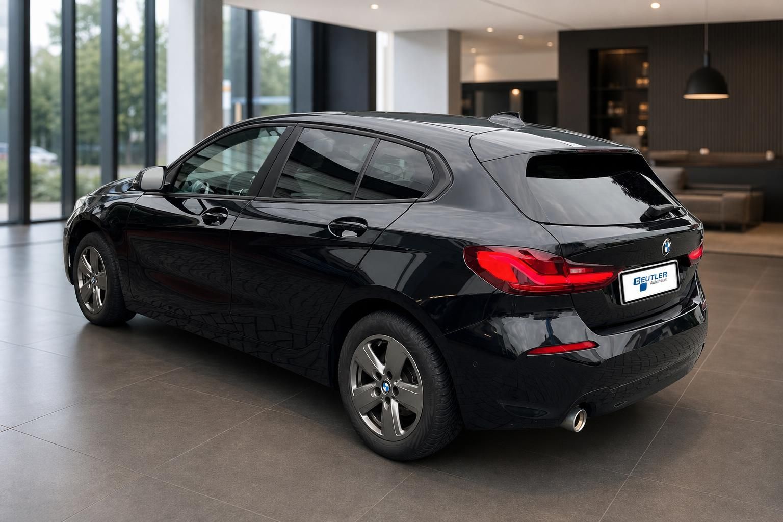 BMW 1er schwarz Heckansicht im Autohaus Showroom