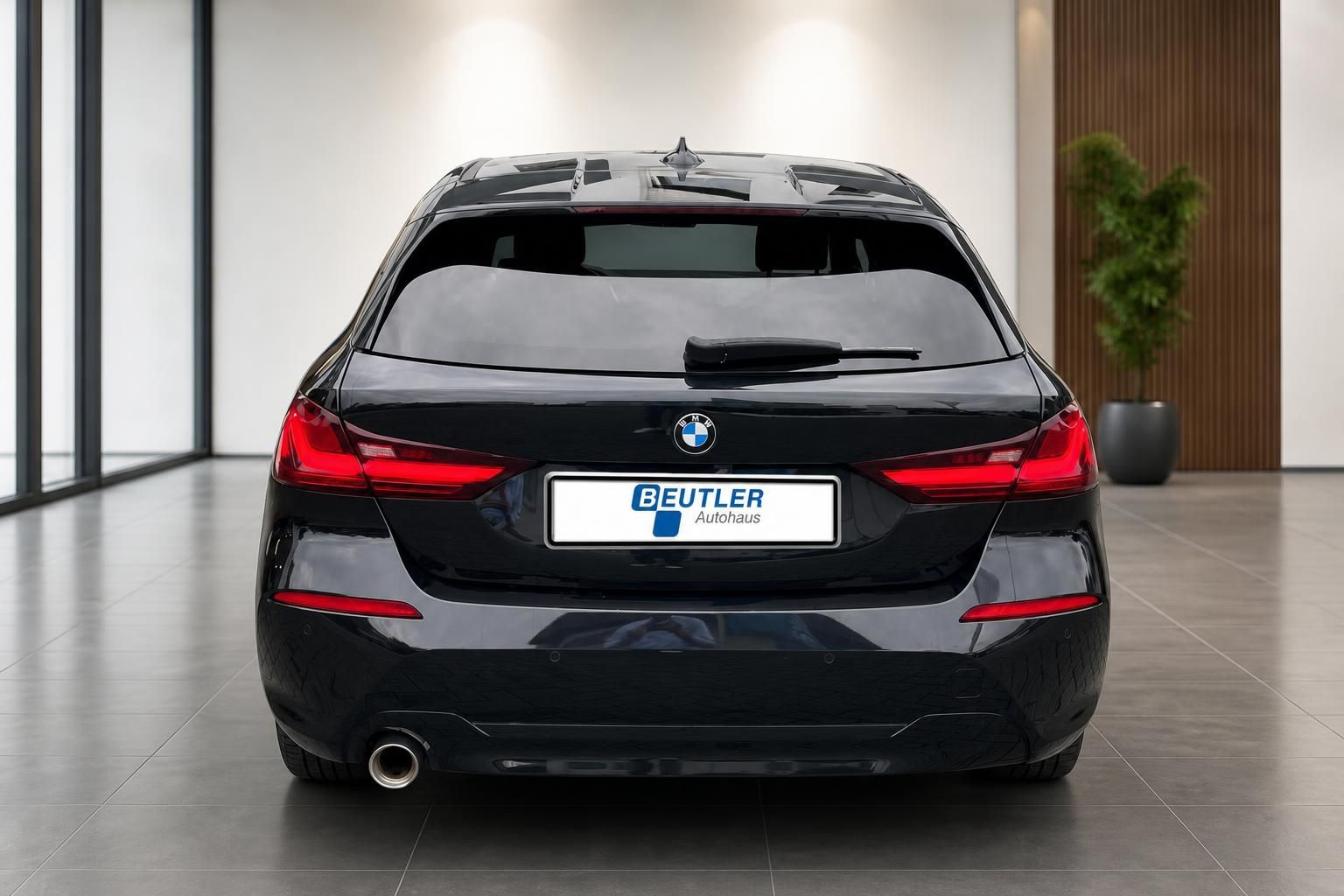 BMW 1er schwarz Heckansicht mit Kennzeichenhalter Beutler