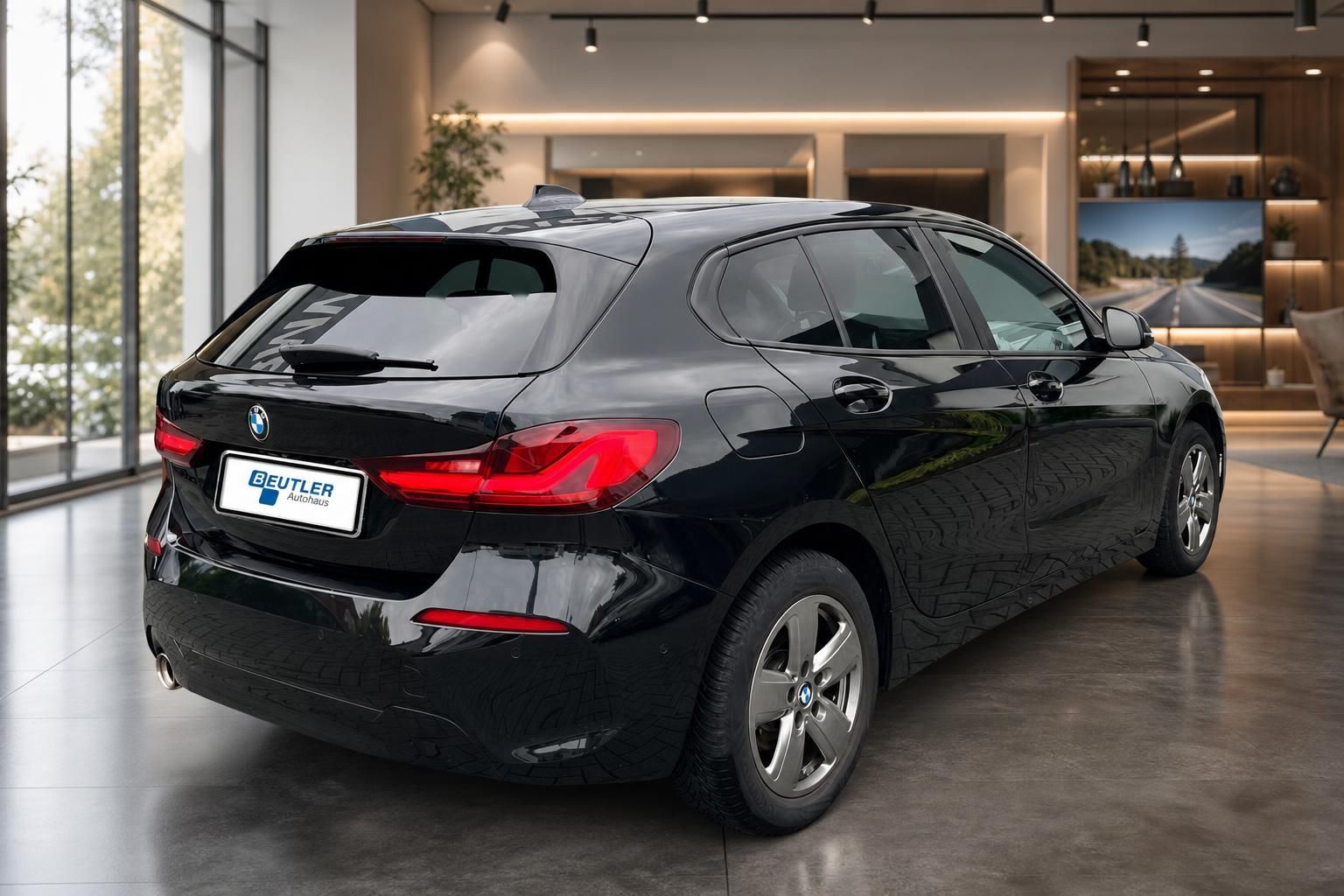 BMW 1er schwarz Heckansicht seitlich im Showroom