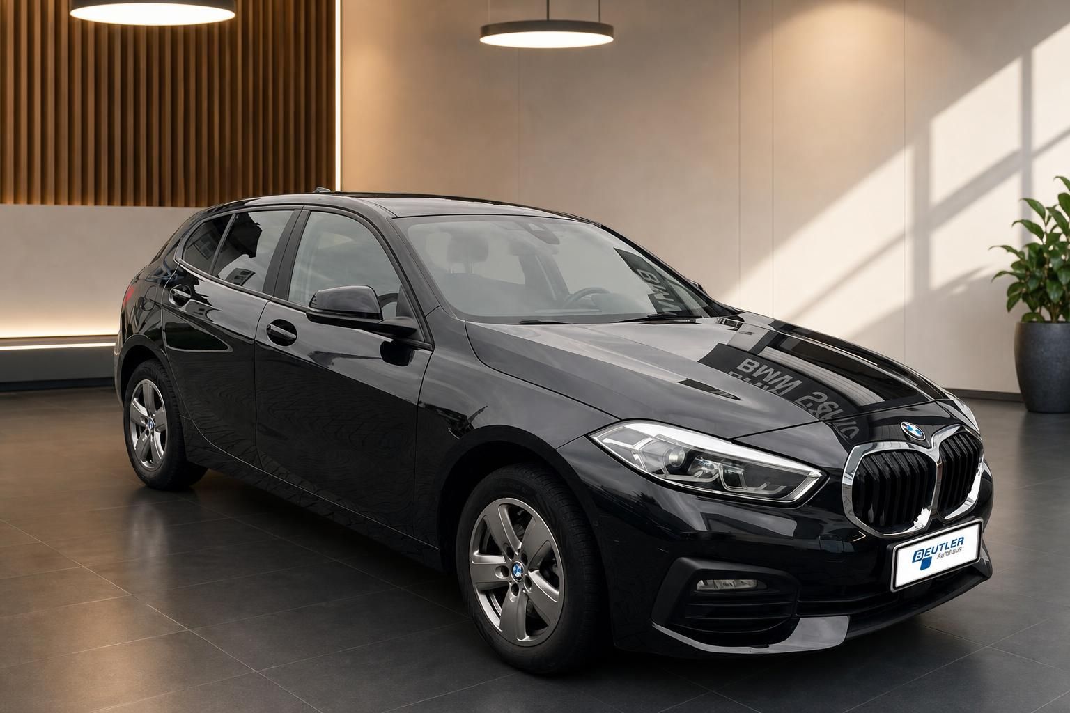 BMW 1er schwarz Frontansicht seitlich im Autohaus Showroom