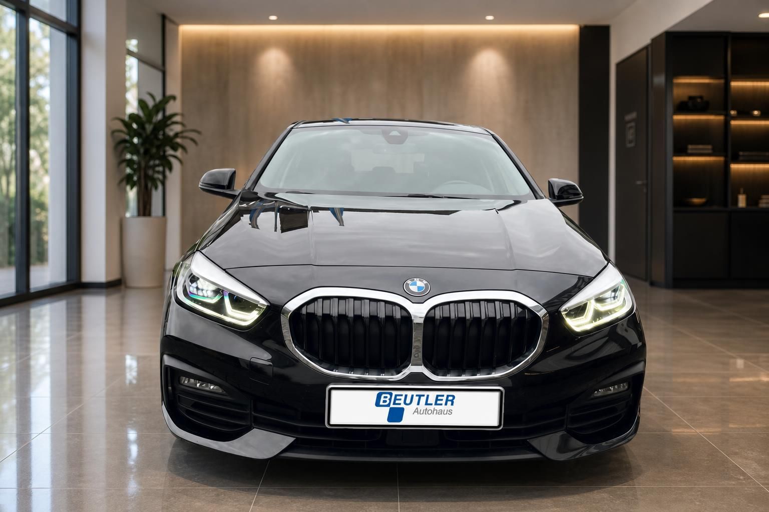 BMW 1er schwarz Frontalansicht mit Kennzeichenhalter Beutler Autohaus