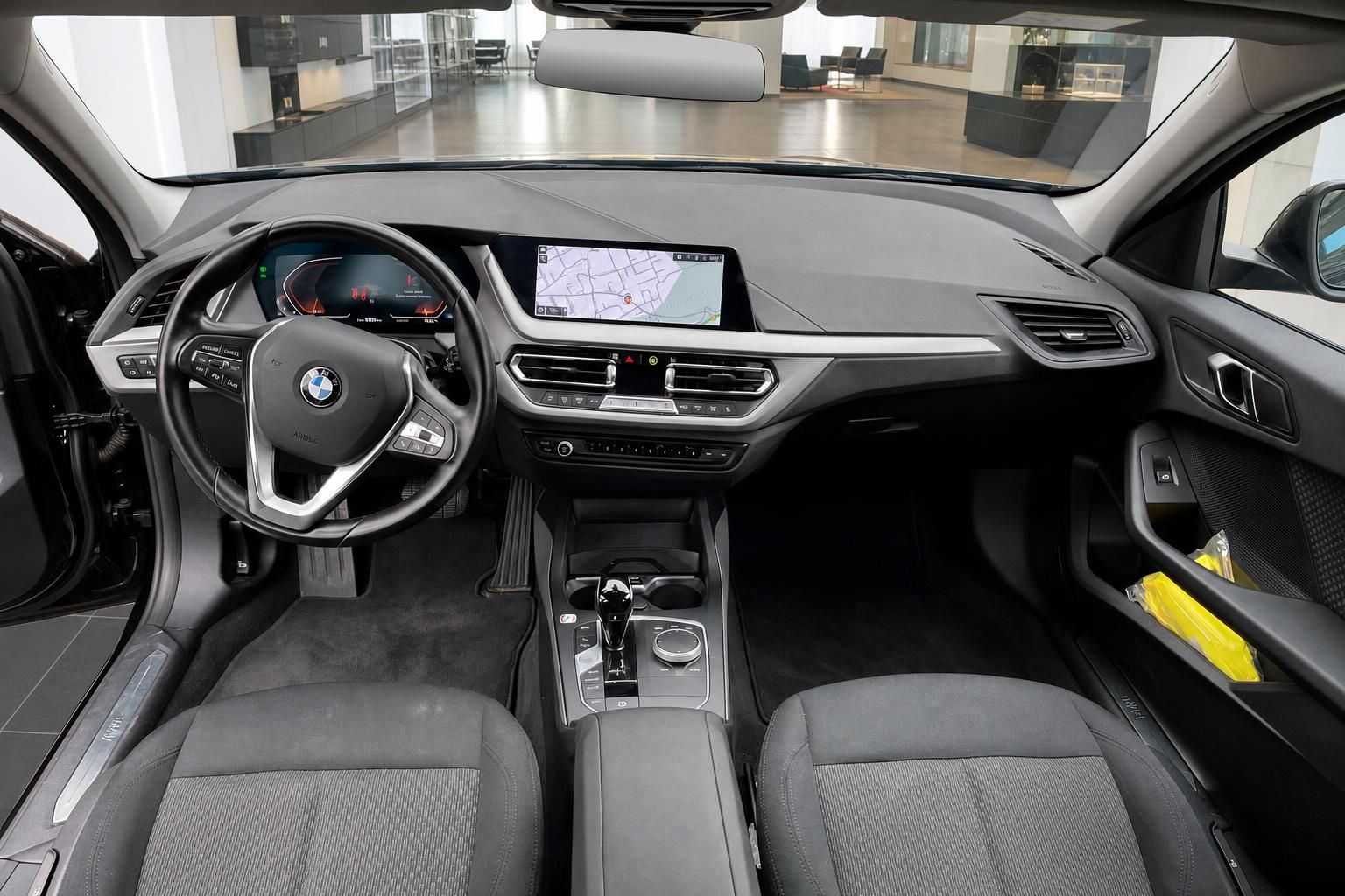 BMW 1er Innenraum Armaturenbrett und Navigationssystem Ansicht