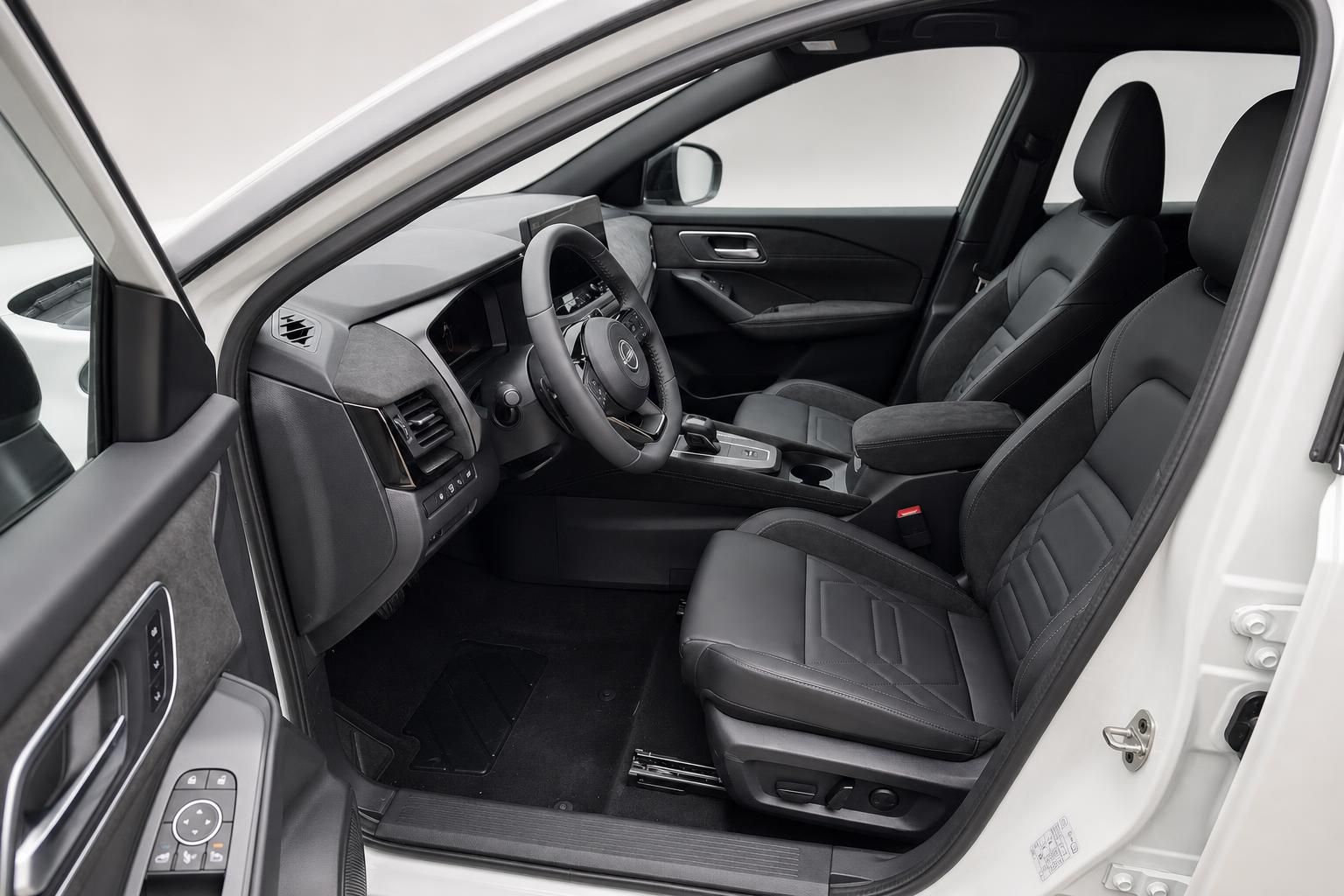 Nissan Innenraum mit schwarzen Ledersitzen und offener Fahrertür