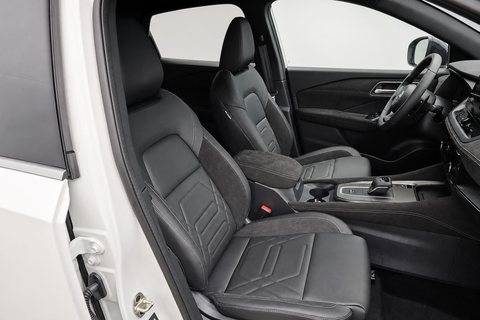 Nissan Vordersitze in schwarzem Leder mit Alcantara-Einsätzen im Detail