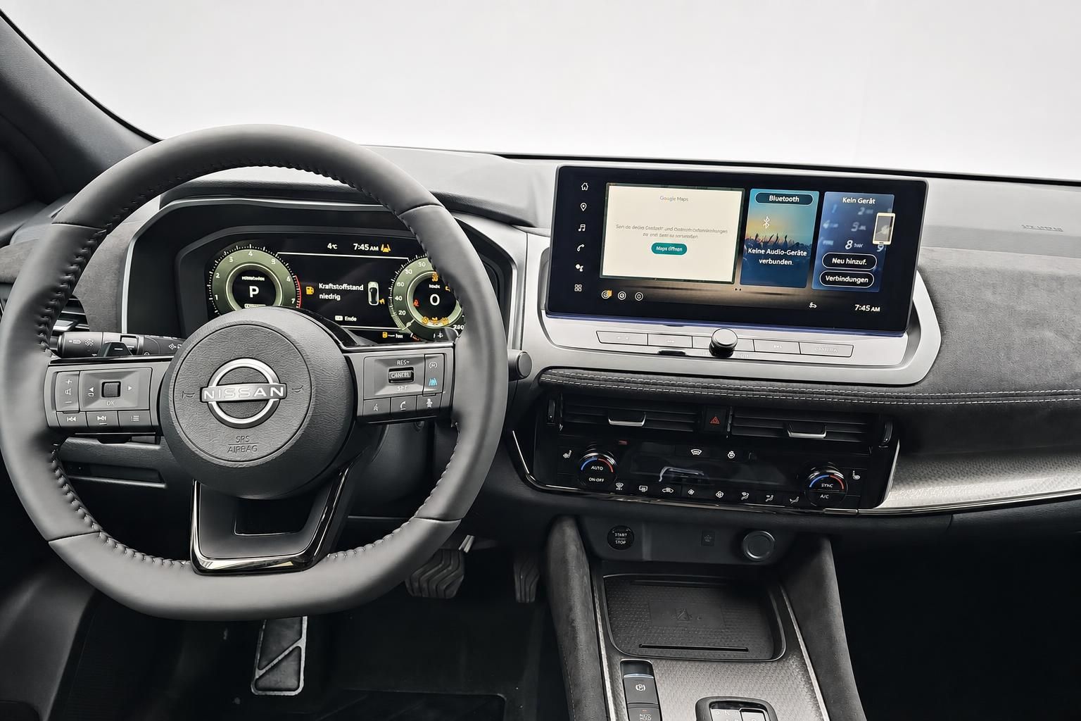 Nissan Cockpit mit Lenkrad, Digitaltacho und Touchscreen Infotainment