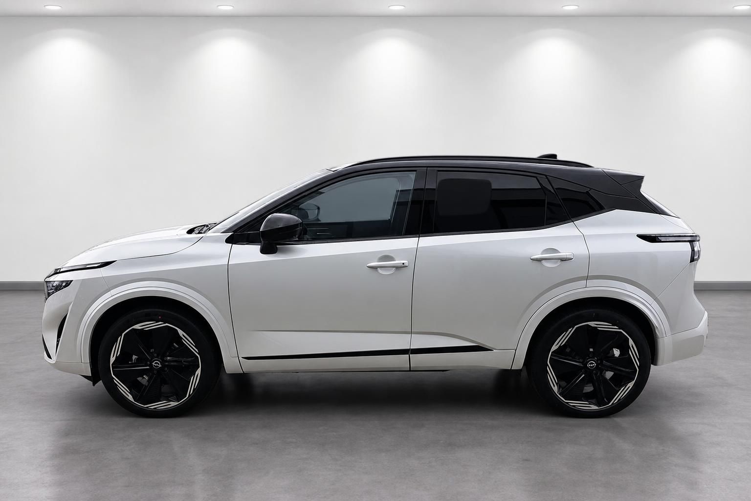 Nissan Qashqai weiß Neuwagen Seitenansicht komplett im Studio