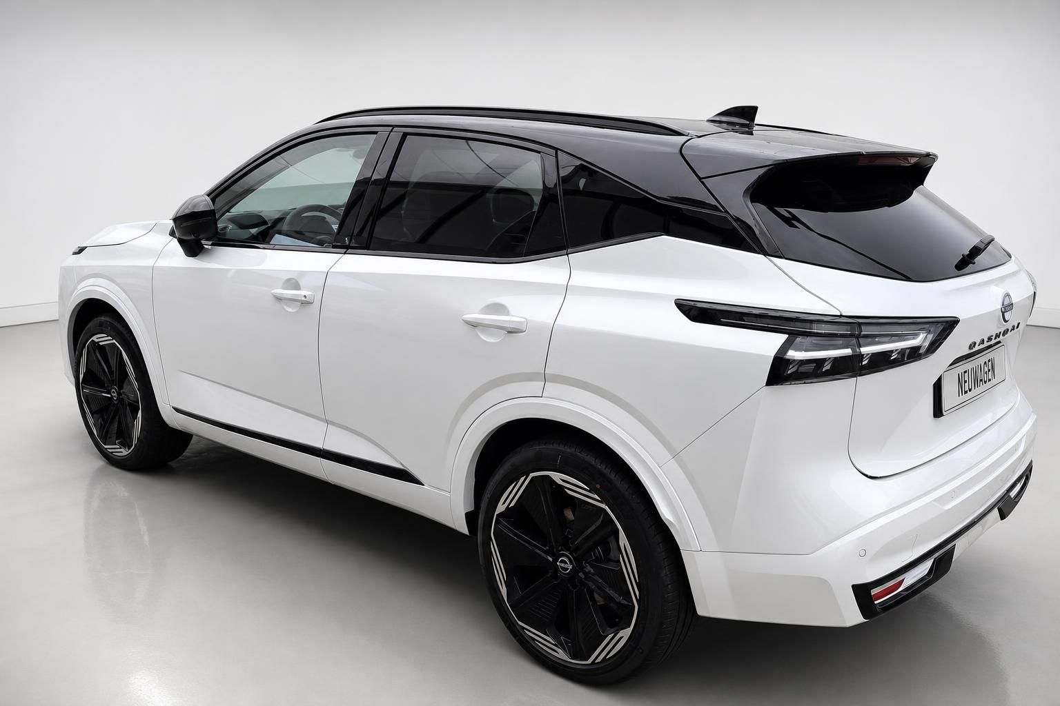 Nissan Qashqai weiß Neuwagen Heckansicht schräg im Studio