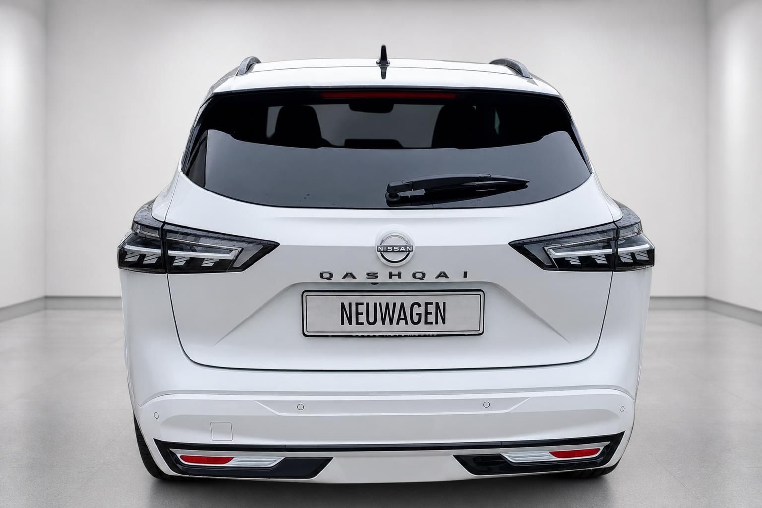 Nissan Qashqai weiss Heckansicht im Studio