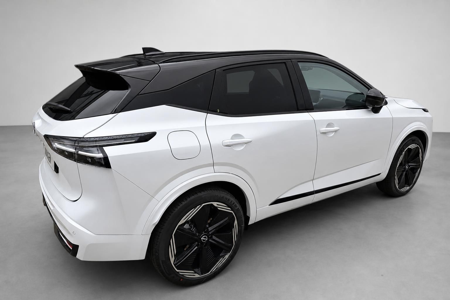 Nissan Qashqai weiss Heck seitlich mit Alufelgen