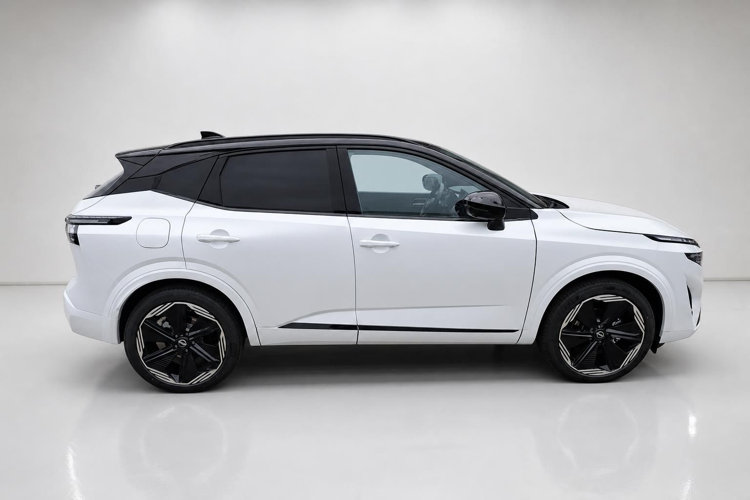 Nissan Qashqai weiss Seitenansicht mit schwarzem Dach