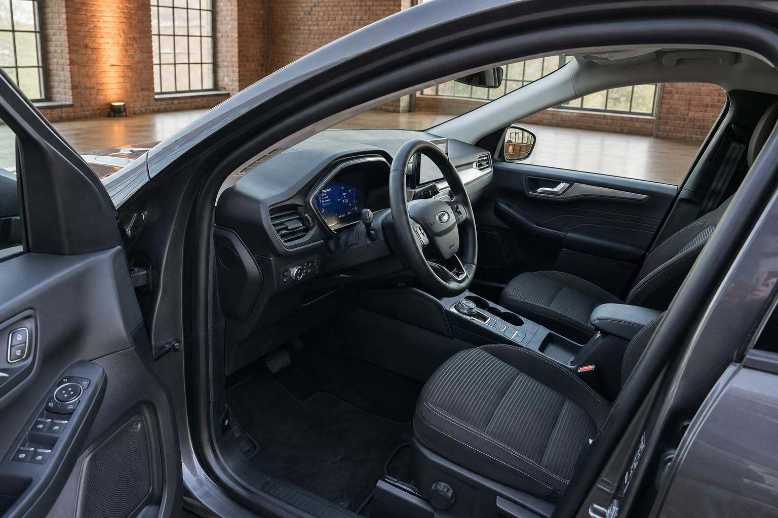 Ford Kuga Innenraum Cockpit mit Lenkrad und Digitaldisplay durch offene Tuer