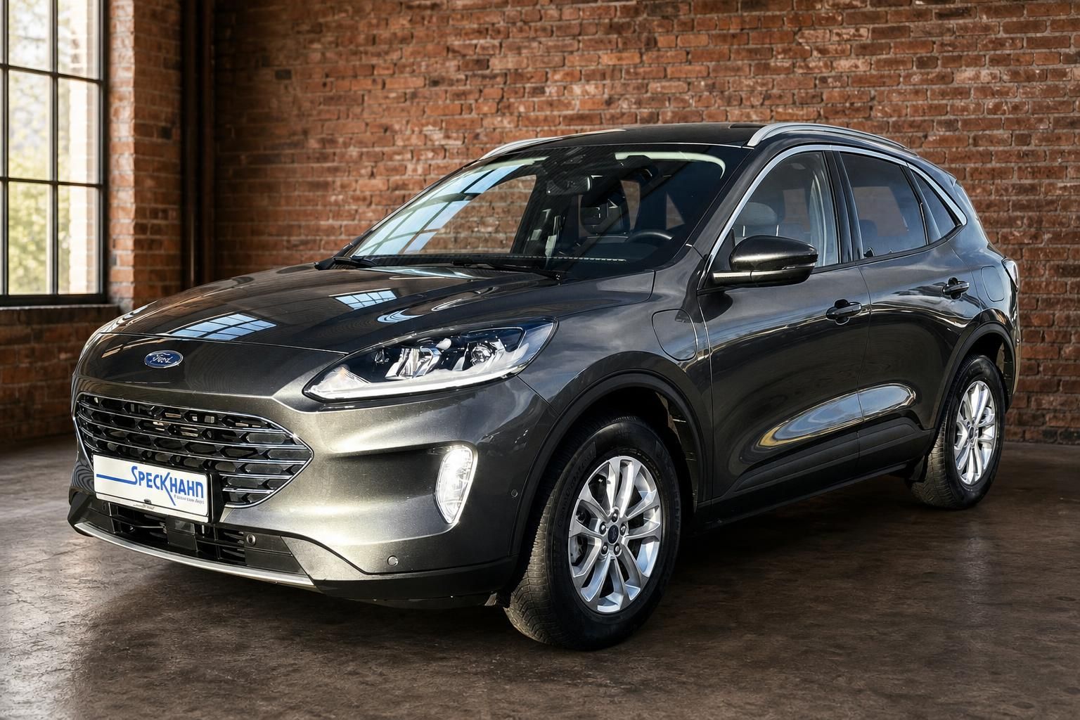 Ford Kuga SUV in Grau, Frontansicht seitlich in Industriehalle