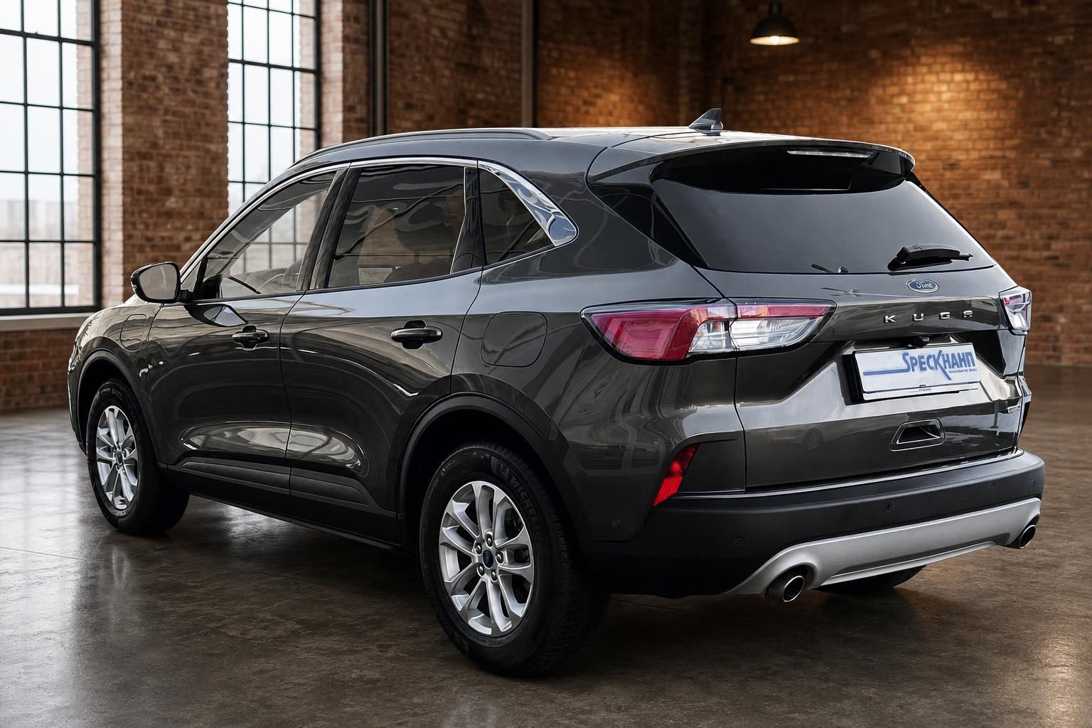 Ford Kuga Grau, Heckansicht seitlich mit Rücklichtern